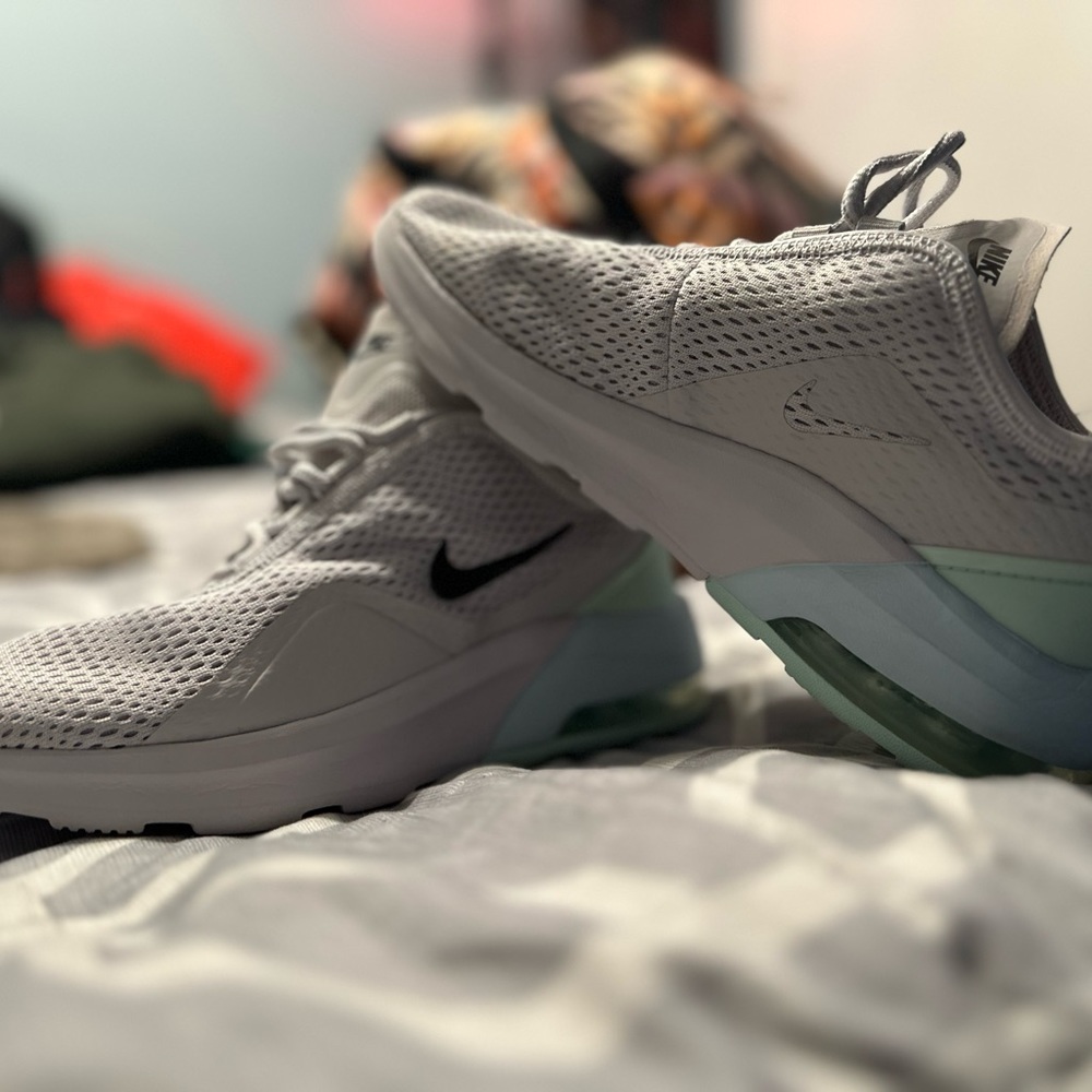 Nike girls motion shoes